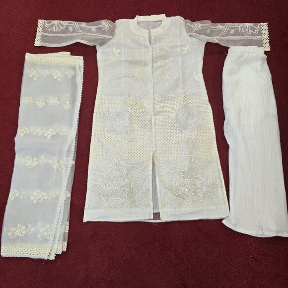Elegant White Embroidered 3 Piece Suit Traditional Desi Wear Size XL - Picture 1 of 9